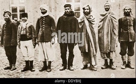 Les soldats coloniaux français capturés dans un camp de prisonniers allemand, la Première Guerre mondiale, c1914-c1918. Artiste : Inconnu Banque D'Images