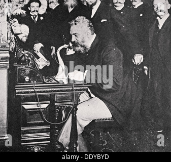 Alexander Graham Bell fait le premier appel téléphonique entre New York et Chicago, USA, 1892. Artiste : Inconnu Banque D'Images