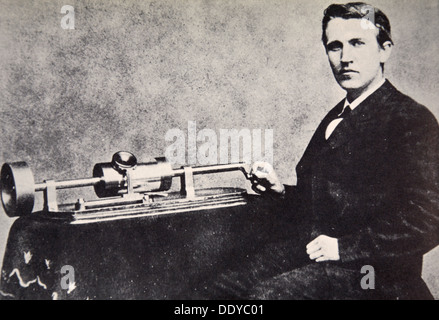 Thomas Alva Edison assis à côté de son invention, le phonographe, 1878. Artiste : Inconnu Banque D'Images