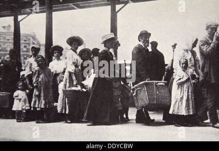 Les immigrants arrivant à Ellis Island, New York City, USA, c1905. Artiste : Inconnu Banque D'Images