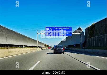 Les écrans antibruit le long de l'autoroute, près de Munich, Bavière Banque D'Images