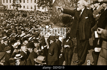 Keir Hardie lors d'un rassemblement à Trafalgar Square de la paix, 2 août, 1914. Artiste : S et G Banque D'Images