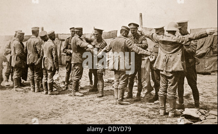 La recherche des soldats britanniques prisonniers allemands capturés, campagne de la Somme, France, la Première Guerre mondiale, 1916. Artiste : Inconnu Banque D'Images