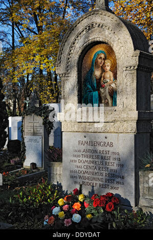 Tombe de la famille avec mosaïque et roses sur le cimetière de l'Est ou Ostfriedhof, Munich, Bavière Banque D'Images