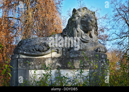 Lion sculpture, mémorial de guerre, Ostfriedhof, cimetière de l'Est, Munich, Bavière Banque D'Images