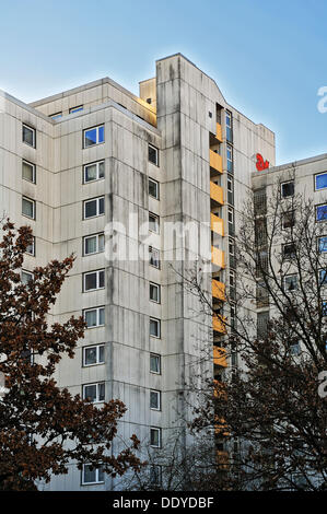 Tours d'habitation immeuble des années 70 dans la ville satellite de Neuperlach, Munich, Bavière Banque D'Images
