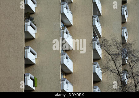 Balcons en béton d'une des tours d'habitation immeuble des années 70 dans la ville satellite de Neuperlach, Munich Banque D'Images