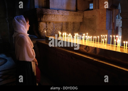 Un chrétien dévot priant pendant une procession à l'intérieur de l'église du Saint-Sépulcre, dans la vieille ville de Jérusalem Israël Banque D'Images