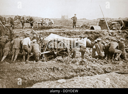 Manœuvrer un gros canon dans la boue, campagne de la Somme, France, la Première Guerre mondiale, 1916. Artiste : Inconnu Banque D'Images