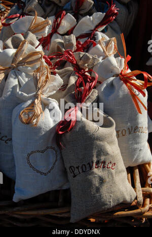 Les petits sacs en coton rempli de lavande, Provence, France, Europe Banque D'Images