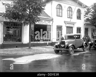 Ford voiture et chauffeur à l'extérieur d'une entreprise automobile, Landskrona, Suède, 1925. Artiste : Inconnu Banque D'Images