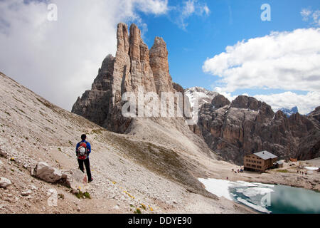 Tours strada avec gartl hut, randonneurs, dolomites, Tyrol du sud, Italie, Europe Banque D'Images