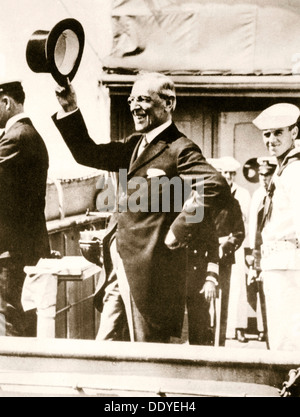 Le Président Woodrow Wilson sur le pont du "George Washington", le 4 décembre, 1919. Artiste : Inconnu Banque D'Images