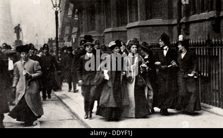 Emmeline Pankhurst suffragette britannique, leader, porteur d'une pétition, Londres, 13 février 1908. Artiste : Inconnu Banque D'Images