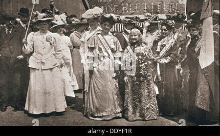 Le chef de la procession le dimanche des femmes à Hyde Park, Londres, 21 juin 1908. Artiste : Inconnu Banque D'Images