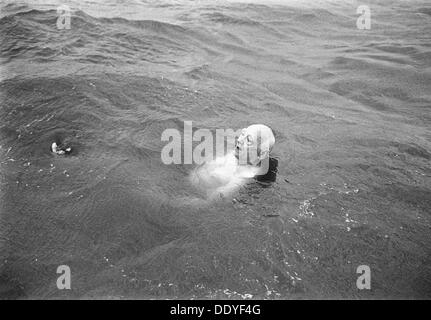 Vieil homme se baignant dans Öresund, Landskrona, Suède 1966. Artiste : Inconnu Banque D'Images