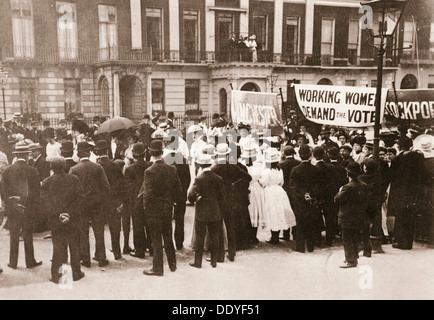 Les spectateurs se rassemblent sur Portland Place pour regarder la procession le dimanche des femmes, Londres, 21 juin 1908. Artiste : Inconnu Banque D'Images