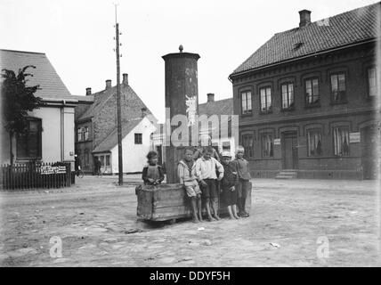 Cinq garçons et une petite fille par la vieille ville de Landskrona, pompe, Suède, 1905. Artiste : Inconnu Banque D'Images