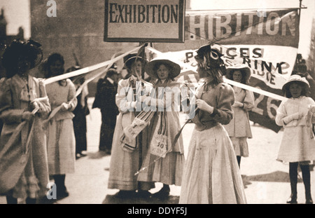 Promouvoir la quinzaine de suffragettes jeunes-femmes longue Exposition, Londres, 13 mai 1909. Artiste : Inconnu Banque D'Images