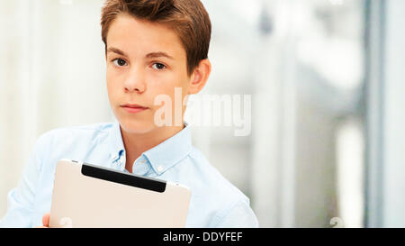 Portrait, écolier, adolescent avec un iPad Banque D'Images