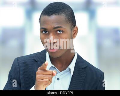 Jeune homme, Afro-américains, American, respectable, compétent, pointant son doigt Banque D'Images