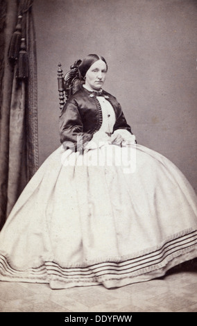 Portrait d'une jeune femme dans une robe à la cheville, fin du 19e siècle( ?). Artiste : Inconnu Banque D'Images