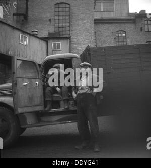 Des conducteurs de camions à l'usine de sucre Arlöv, Scania, Suède, c1940s( ?). Artiste : Otto Ohm Banque D'Images