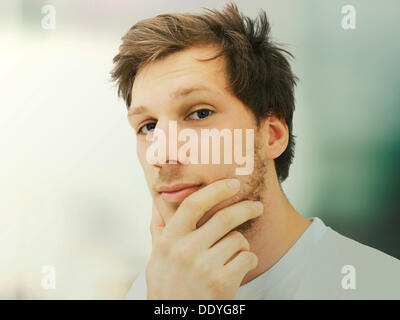 Portrait d'un jeune homme avec une barbe, étudiant, sérieux, Calme, détendue Banque D'Images