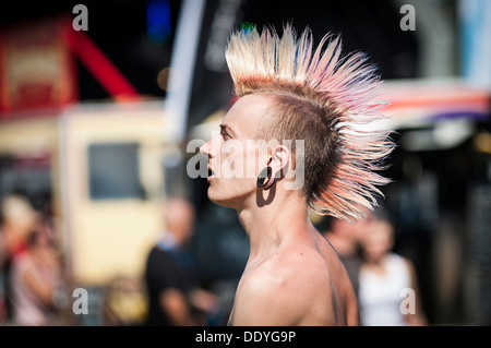 Un homme avec une coiffure punk mohican au Festival Brownstock dans l'Essex. Banque D'Images