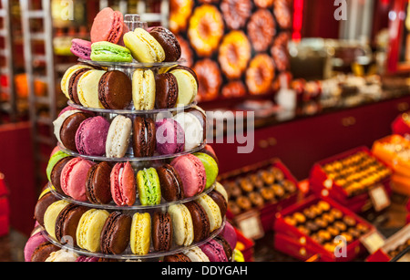 Pyramide colorés de savoureux macarons français. Banque D'Images