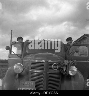 Les hommes avec un camion à l'usine de sucre à Arlöv, Scania, Suède, c1940s( ?). Artiste : Otto Ohm Banque D'Images