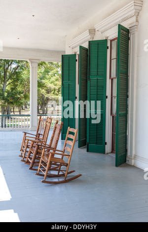 Des chaises à bascule sur l'avant porche de bibliothèque à Beauvoir Plantation, après-guerre accueil du président Jefferson Davis à Biloxi, MS Banque D'Images