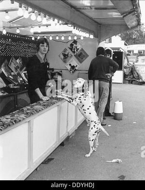 Goose Fair, Forest Recreation Ground, Nottingham, Nottinghamshire, 1975. Artiste : James Snowden Banque D'Images