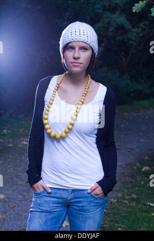 Jeune femme en attente dans le parc Banque D'Images