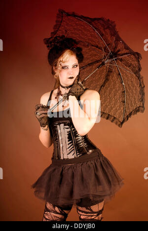 Dark-haired woman with parasol, Gothique Banque D'Images