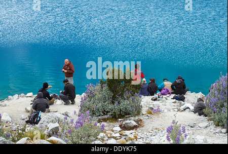 Les touristes se reposant à Laguna 69 trek dans le Parc National Huascarán, Andes péruviennes. Banque D'Images