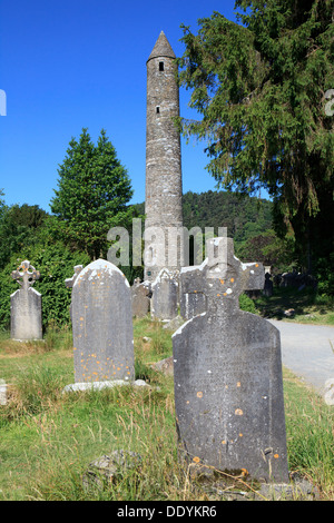 La tour ronde et le cimetière de Glendalough (comté de Wicklow, Irlande) Banque D'Images