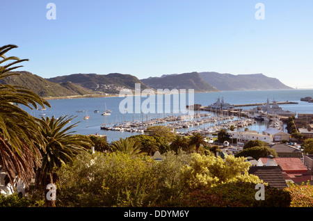 Avis de Simon's Town Marina et de quais navals Runciman dur au-dessus de la ville. Banque D'Images