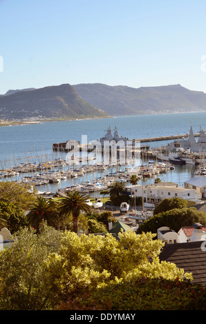 Avis de Simon's Town Marina et de quais navals Runciman dur au-dessus de la ville. Banque D'Images