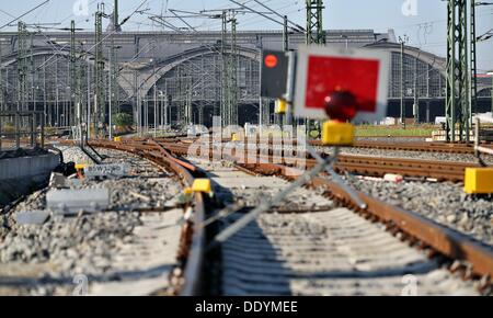 Leipzig, Allemagne. Le 06 août, 2013. Un obstacle se dresse sur la voie ferrée à la gare centrale de Leipzig, Allemagne, 06 septembre 2013. Afin de connecter le City-Tunnel au réseau ferroviaire, de la gare centrale sera complètement fermée du 25 au 29 septembre 2013. L'ensemble de la longue distance et de la circulation locale sera assurée par les bus et les trams. L'inauguration solennelle du tunnel sera le 14 décembre 2013 et il sera opérationnel le 15 décembre 2013. Photo : JAN WOITAS/dpa/Alamy Live News Banque D'Images