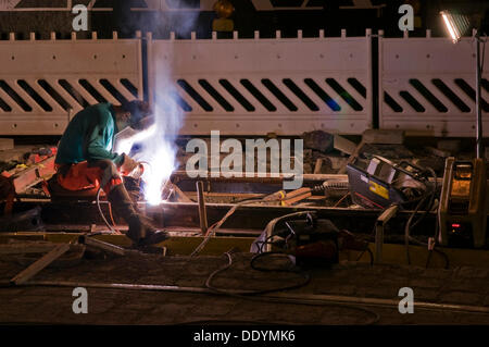 Travaux de soudure nocturne sur le lit de la voie d'un tramway, Munich, Bavière Banque D'Images