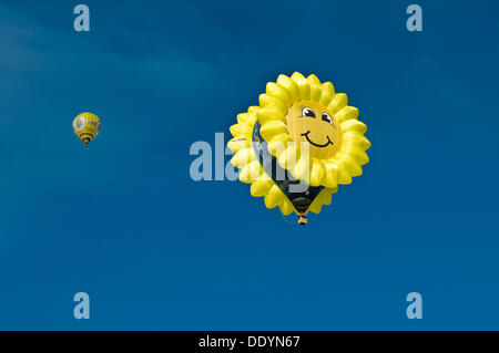 Montgolfière en forme de 'rire' Sun ou de tournesol contre un ciel bleu, 12ème festival de ballons de Tegernsee Banque D'Images