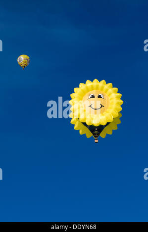 Montgolfière en forme de 'rire' Sun ou de tournesol contre un ciel bleu, 12ème festival de ballons de Tegernsee Banque D'Images