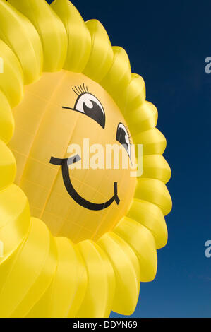 Montgolfière en forme de 'rire' Sun ou de tournesol contre un ciel bleu, 12ème festival de ballons de Tegernsee Banque D'Images