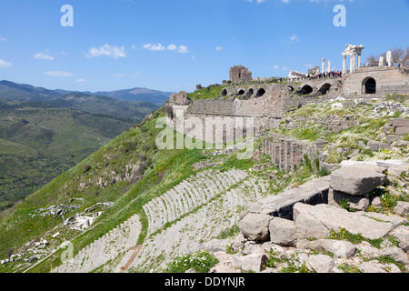 Theatre et Trajaneum, ville antique de Pergame ou Pergame, Bergama, Turquie Banque D'Images