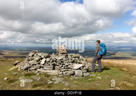 Walker sur le sommet du sanglier est tombé Cumbria UK Banque D'Images