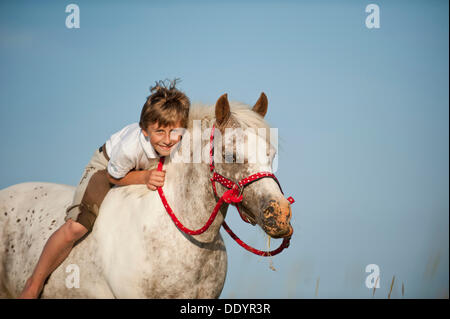 Girl riding a pony bareback Banque D'Images