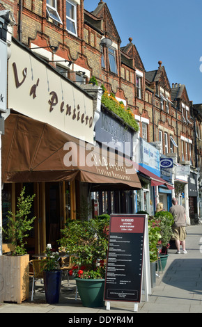 Restaurants et magasins sur High Road, East Finchley, London, UK Banque D'Images