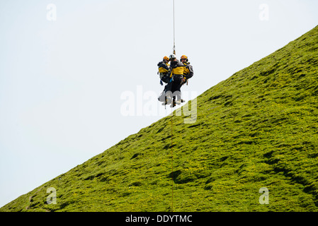 Les travailleurs de sauvetage sur un câble à la palangre au cours d'une manifestation par la Swiss Air Service de Sauvetage REGA près de Grindelwald Banque D'Images