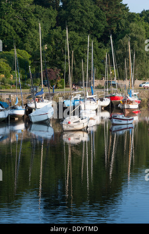 Yachts et bateaux de plaisance amarrés dans le port de Pont Aven Bretagne France Banque D'Images